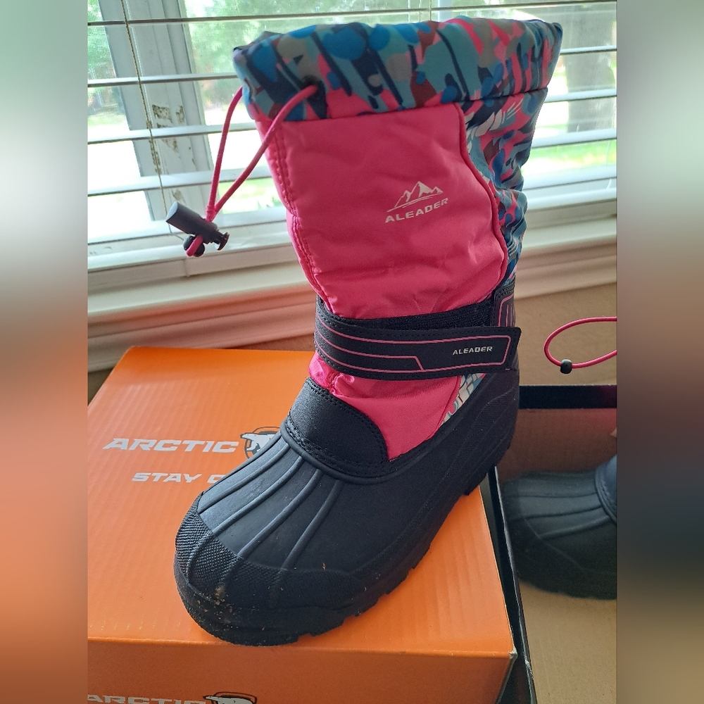 Girls snow boots size 4(big girl size 4)